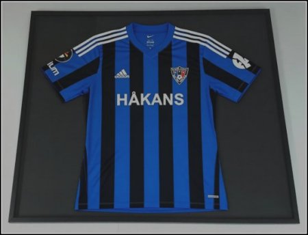 Inter pelipaita kehystetty